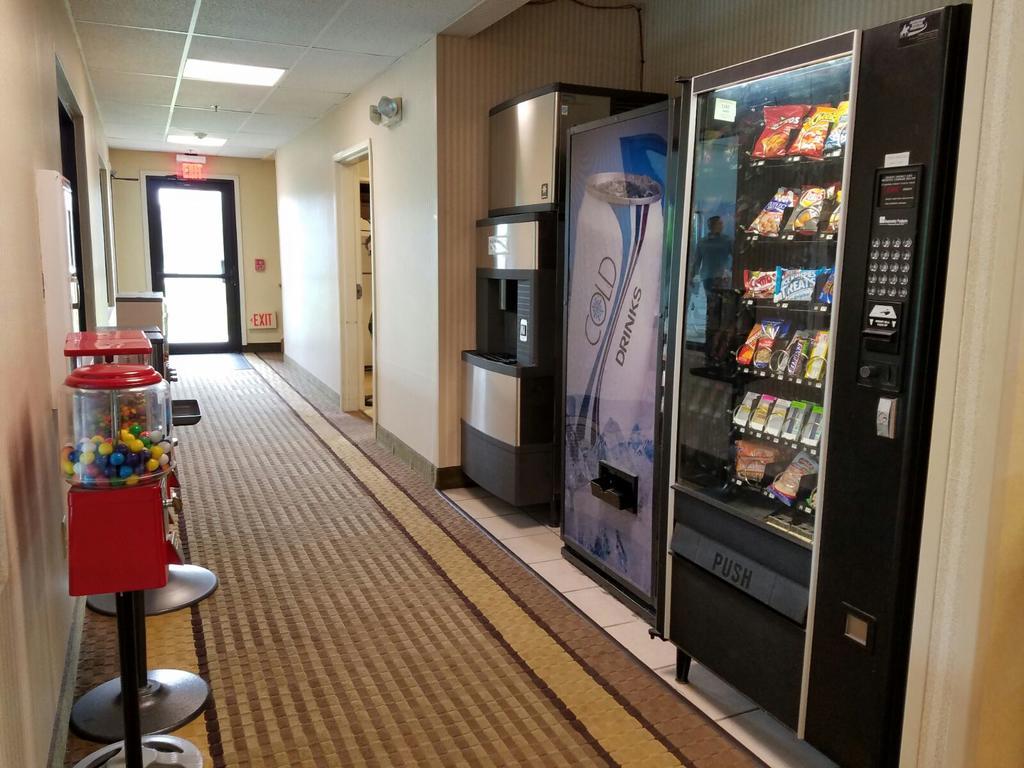 Super 8 By Wyndham Huntington Hotel Kültér fotó